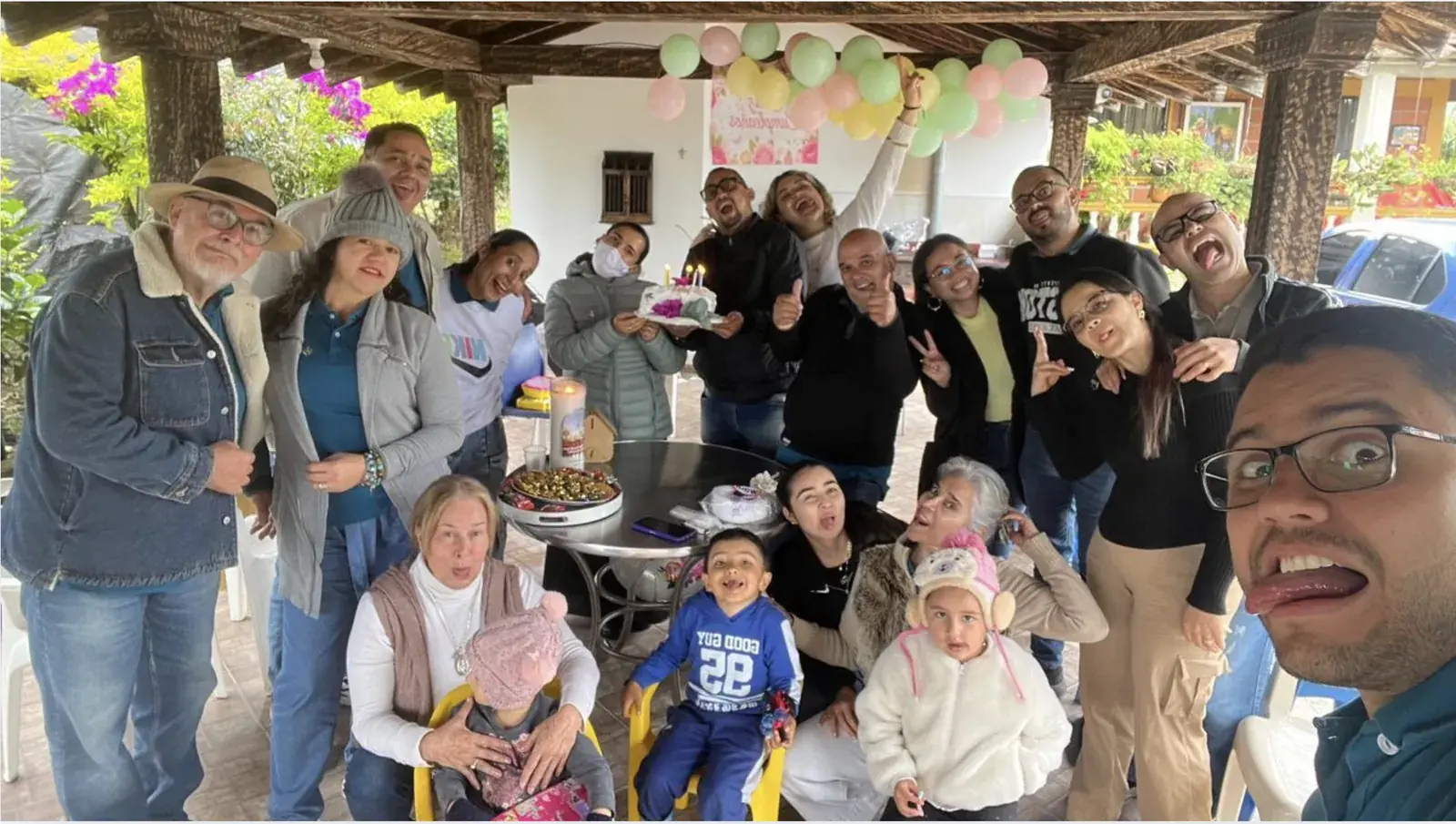 Matrimonios de la comunidad celebrando juntos en un encuentro presencial