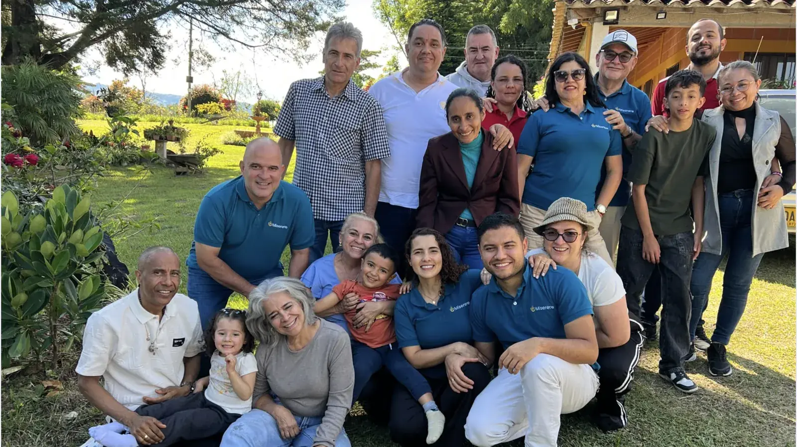 Matrimonios de la Comunidad Miserere reunidos en un encuentro presencial