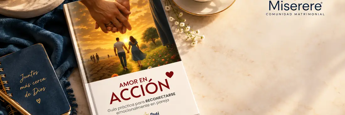 El libro Amor en Acción sobre una mesa, junto a un café, dos anillos y un cuaderno