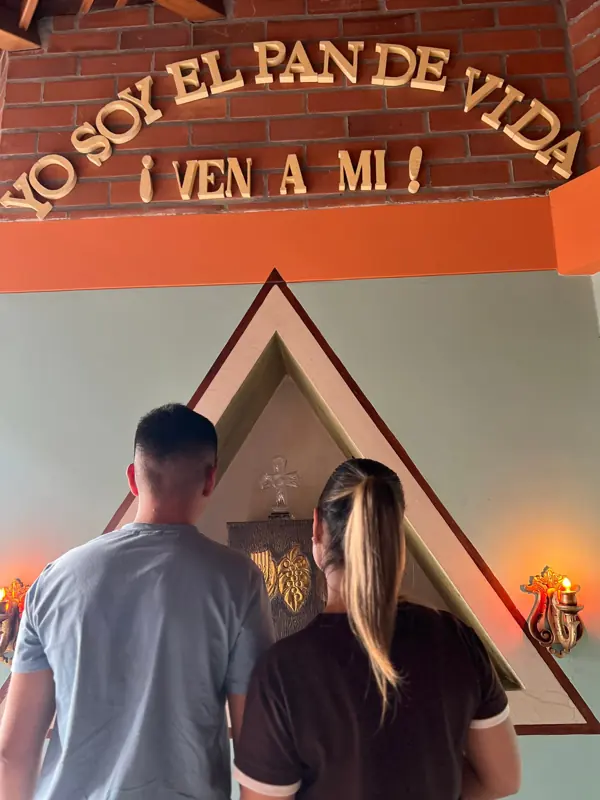 Una pareja ora frente al Santísimo