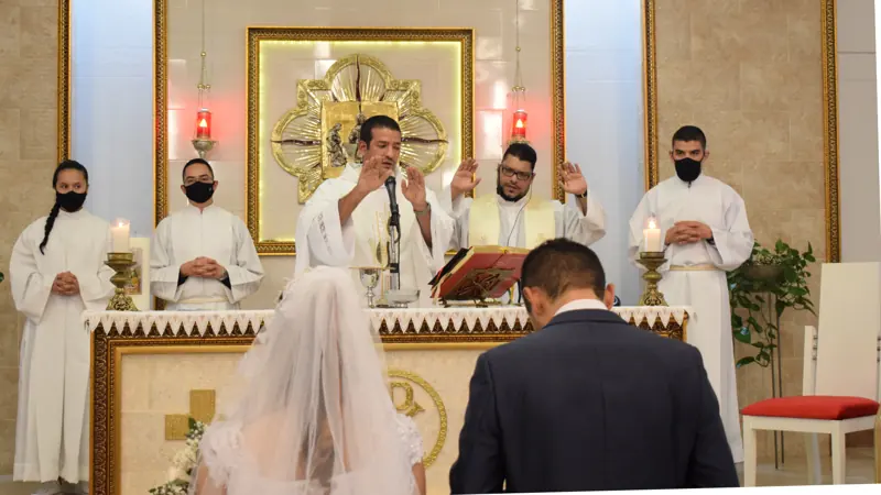 Un matrimonio frente al altar