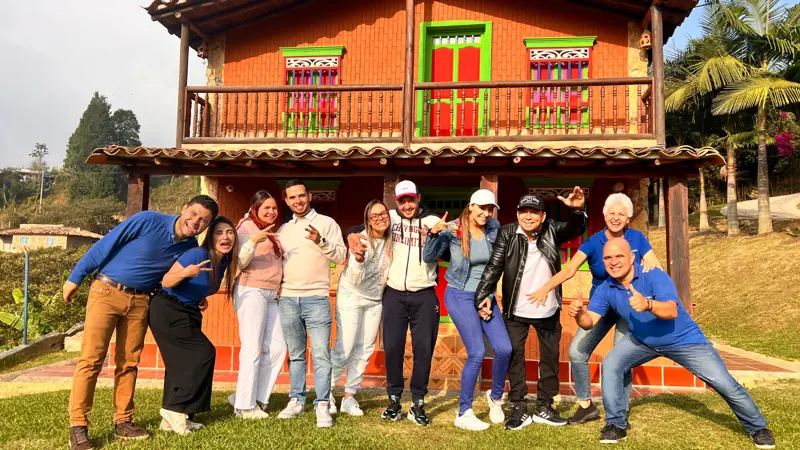 Matrimonios del equipo de Miserere frente a una casa de retiro