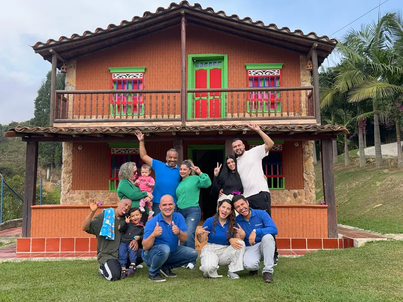 Familias de la Comunidad Miserere reunidas frente a una casa