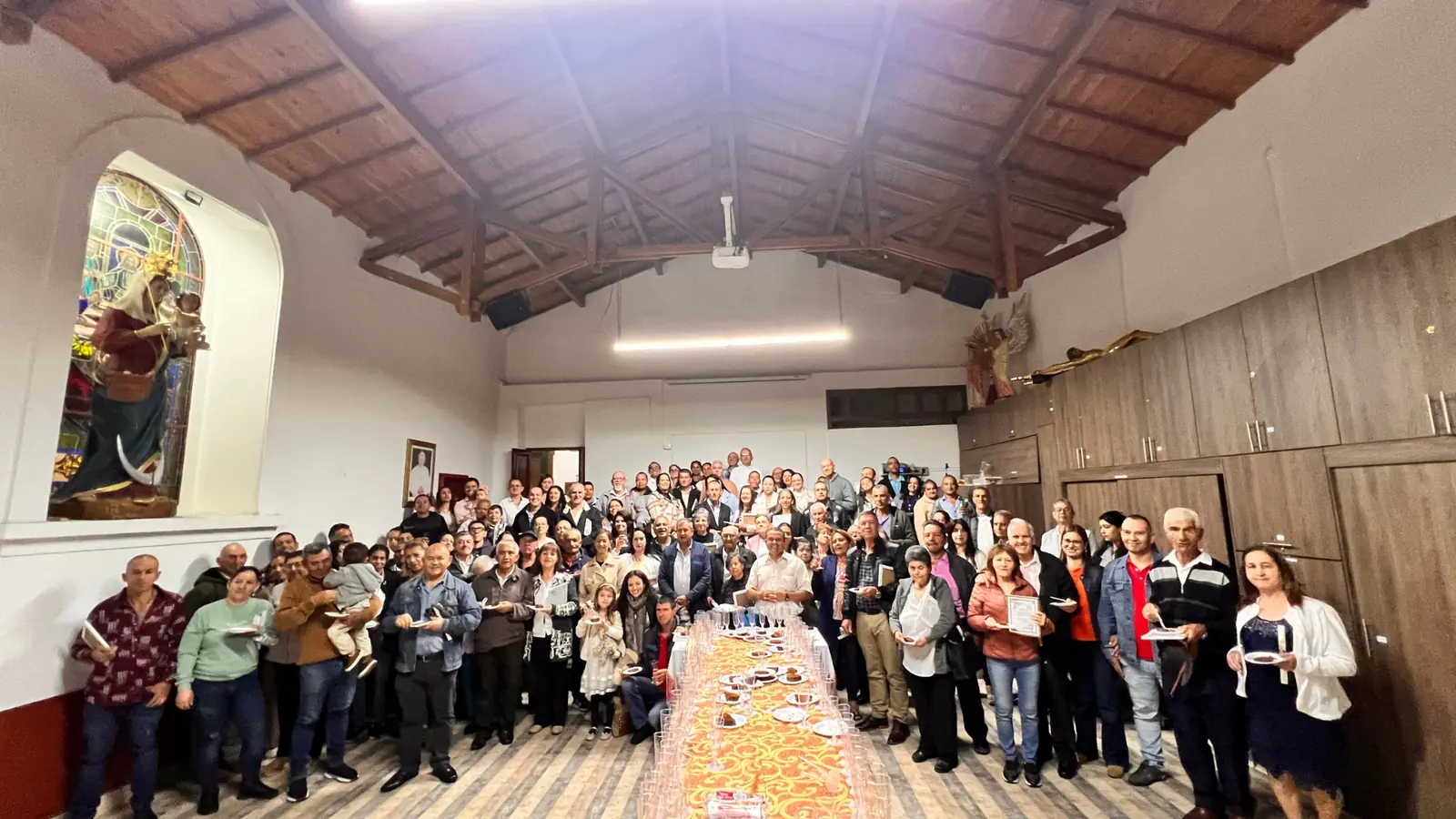 Un salón parroquial lleno de matrimonios y familias en un taller de Miserere