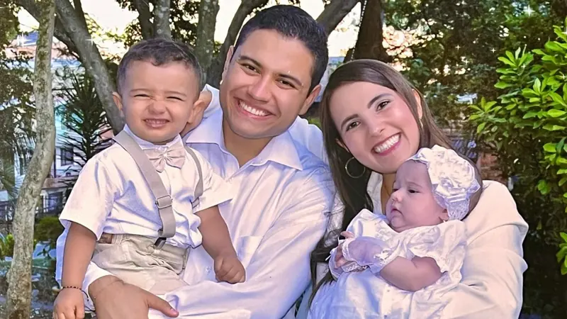 Un matrimonio con sus dos hijos pequeños