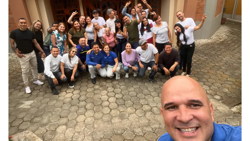 Matrimonios de Miserere reunidos en el patio de una casa de encuentro