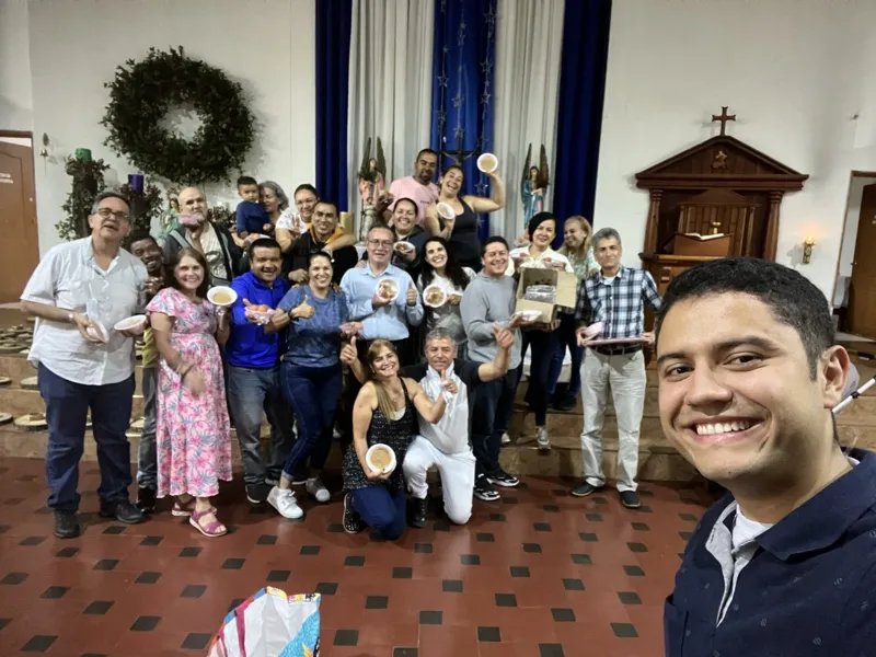 Matrimonios y familias reunidos en una capilla