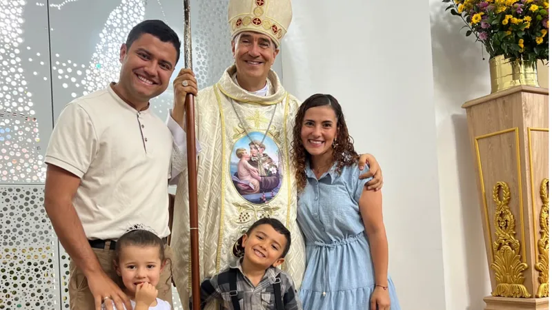 Ade y Mai con sus hijos junto a un obispo