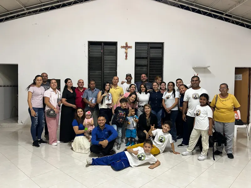 Familias reunidas en un salón parroquial