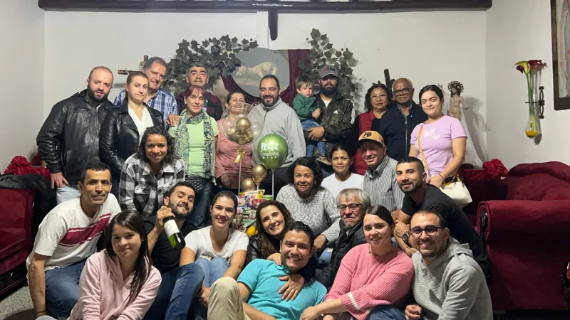 Matrimonios reunidos en una sala durante un encuentro