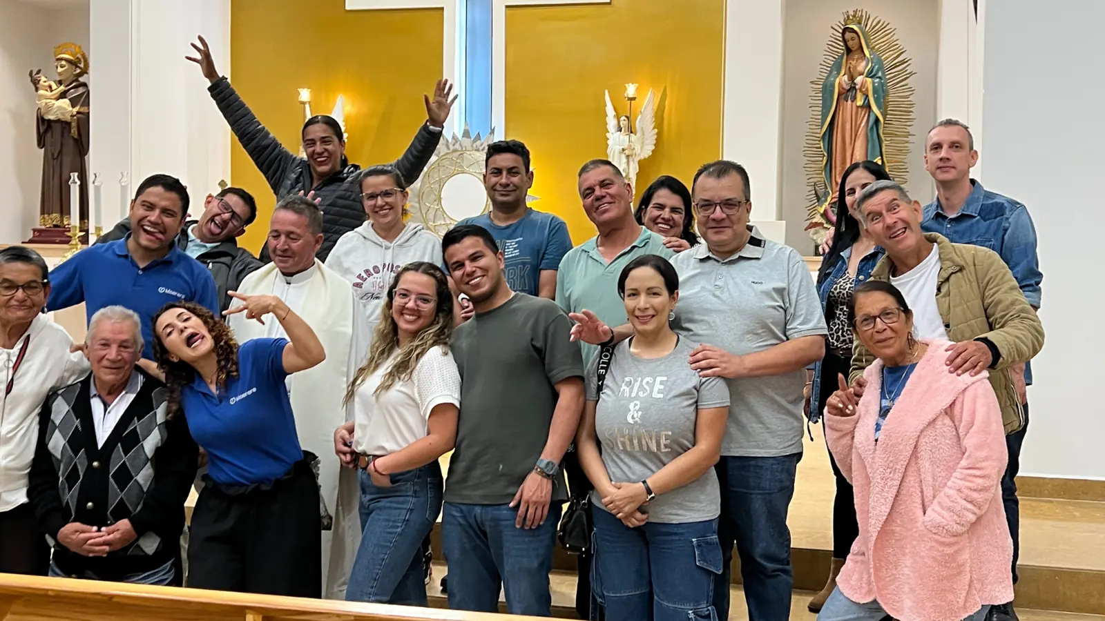 Matrimonios y familias de Miserere reunidos en un templo